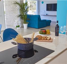 3 bedroom villa with infinity pool, jacuzzi & sauna, Castellammare del Golfo, sleeps 6